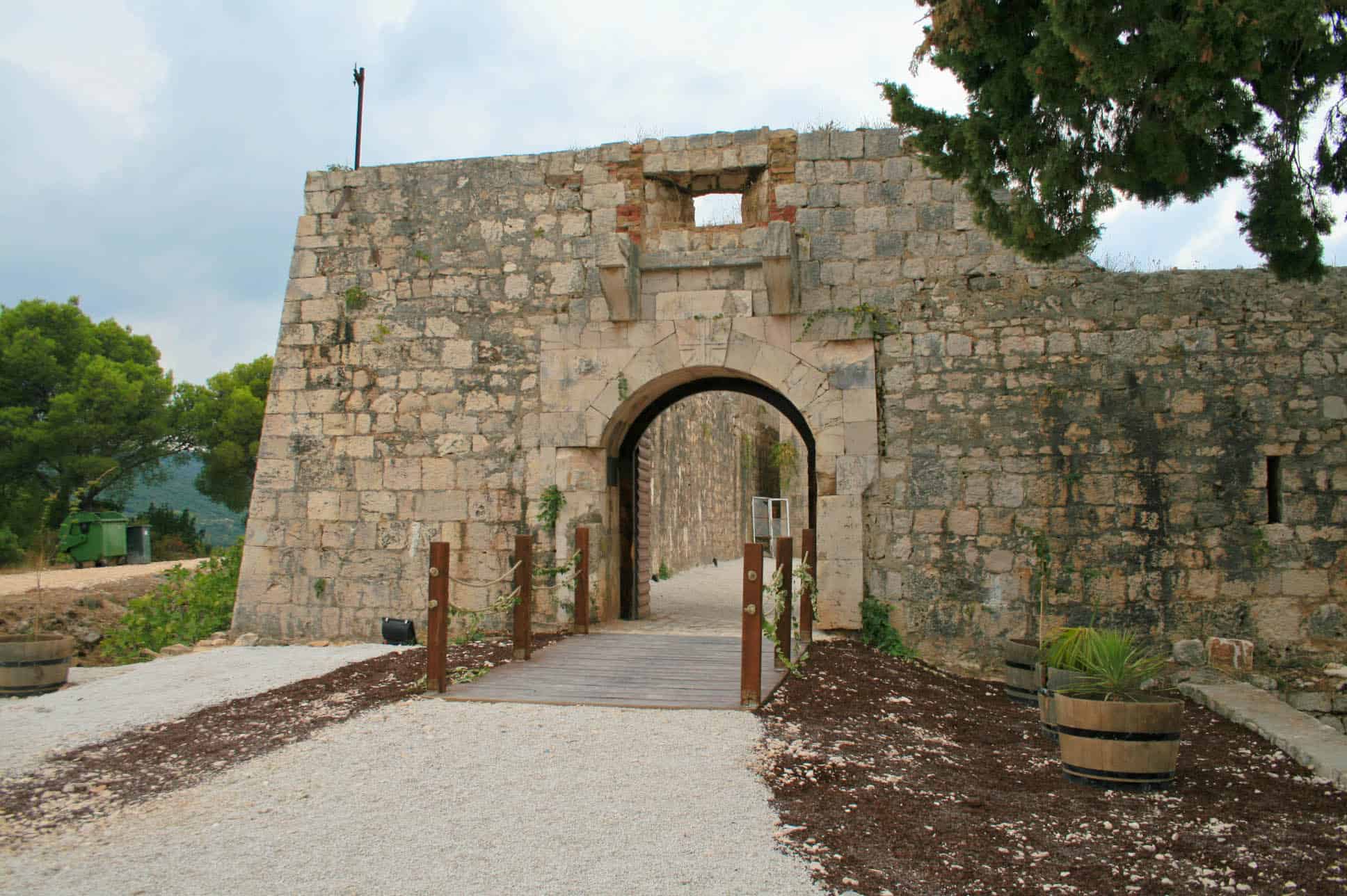 Photos of Vis - Fort George entrance