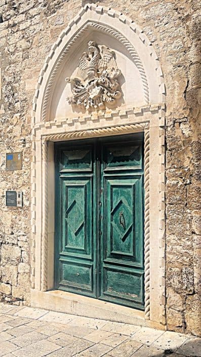 Photos of Sibenik - door with crest